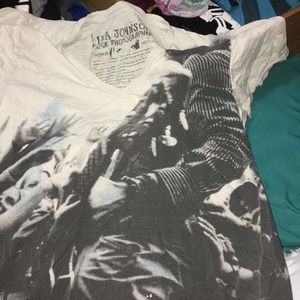 Male medium shirt. Good quality and very soft.